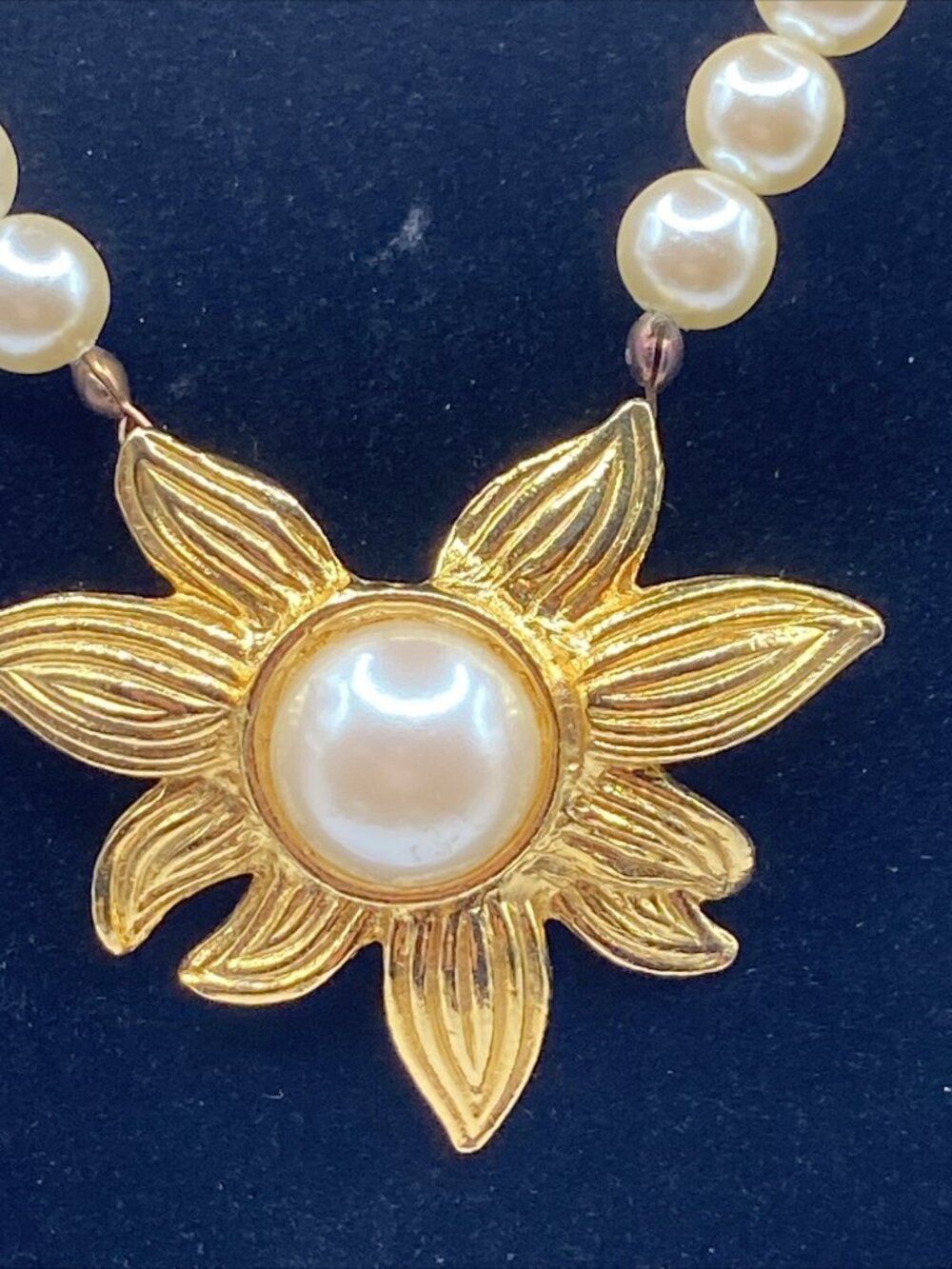 Vintage Carol Dauplaise Faux Pearl Sunflower Pendant Necklace 18" Gold Tone - Picture 2 of 5
